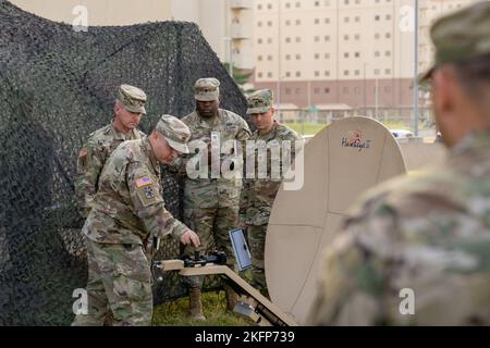 Brig. Gen Kevin Meisler from 311th Signal Command visits 304th Signal battalion, and recognizes soldiers for their hard work. Stock Photo