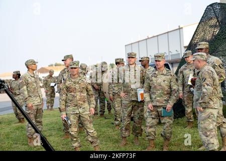 Brig. Gen Kevin Meisler from 311th Signal Command visits 304th Signal battalion, and recognizes soldiers for their hard work. Stock Photo