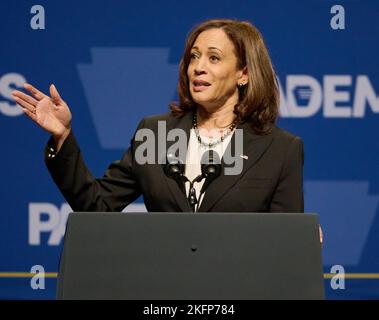 PHILADELPHIA, PA, USA - OCTOBER 28, 2022: Vice President Kamala Harris speaks at the Pennsylvania Democratic Party Independence Dinner. Stock Photo