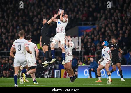 Twickenham, UK. 19th Nov, 2022. Jonny Hill of England claims the restart during the Autumn internationals match England vs New Zealand at Twickenham Stadium, Twickenham, United Kingdom, 19th November 2022 (Photo by Craig Thomas/News Images) in Twickenham, United Kingdom on 11/19/2022. (Photo by Craig Thomas/News Images/Sipa USA) Credit: Sipa USA/Alamy Live News Stock Photo