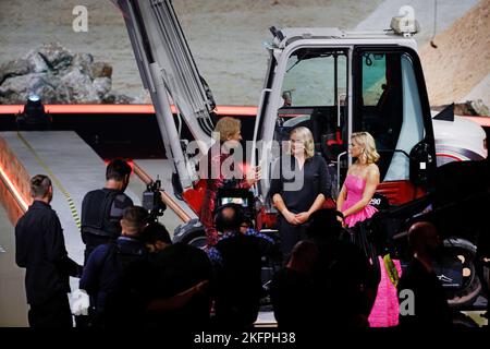 Friedrichshafen, Germany. 19th Nov, 2022. Excavator driver Sandra Hasenauer (2nd from right) performs her excavator weather on the ZDF show 'Wetten, dass.?' with Thomas Gottschalk and Michelle Hunziker. Following the successful comeback in November 2021, there will also be a revival of the legendary ZDF Saturday night show in 2022. Credit: Philipp von Ditfurth/dpa/Alamy Live News Stock Photo