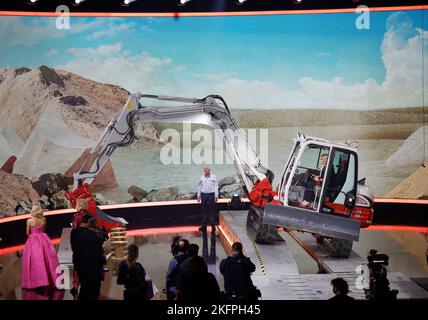 Friedrichshafen, Germany. 19th Nov, 2022. Excavator driver Sandra Hasenauer appears on the ZDF show 'Wetten, dass.?' with Thomas Gottschalk and Michelle Hunziker during their excavator weather. Following the successful comeback in November 2021, there will also be a revival of the legendary ZDF Saturday night show in 2022. Credit: Philipp von Ditfurth/dpa/Alamy Live News Stock Photo