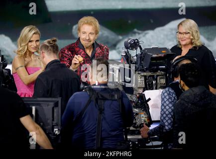 Friedrichshafen, Germany. 19th Nov, 2022. Excavator driver Sandra Hasenauer (r) performs her excavator weather on the ZDF show 'Wetten, dass.?' with Thomas Gottschalk and Michelle Hunziker. Following the successful comeback in November 2021, there will also be a revival of the legendary ZDF Saturday night show in 2022. Credit: Philipp von Ditfurth/dpa/Alamy Live News Stock Photo