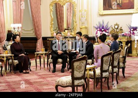 Bangkok. 19th Nov, 2022. Chinese President Xi Jinping and Madame Peng Liyuan meet with Thailand's King Maha Vajiralongkorn Phra Vajiraklaochaoyuhua and Queen Suthida Bajrasudhabimalalakshana at the Grand Palace in Bangkok, Thailand, Nov. 18, 2022. Credit: Xinhua/Alamy Live News Stock Photo