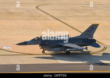 Gunsan, South Korea. 18th Nov, 2022. A U.S. Air Force F-16 Fighting Falcon fighter aircraft, assigned to the 80th Fighter Squadron taxis for take off from the flight-line at Kunsan Air Base, November 18, 2022 in Gunsan, South Korea. The show of force flight is in response to multiple North Korean missile launches. Credit: TSgt. Timothy Dischinat/U.S. Air Force Photo/Alamy Live News Stock Photo