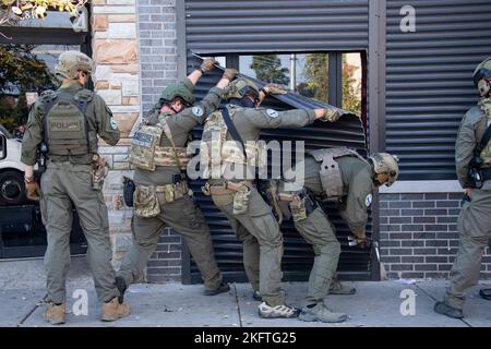 A Special Response Team (SRT) from Homeland Security Investigations (HSI) peels open a security door while serving a warrant as part of Operation Boiling Point on October 6, 2022 in Chicago, Illinois. Stock Photo