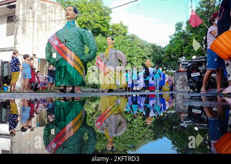 Angono, Rizal, Philippines. 20th Nov, 2022. The parade of the giant puppets in the art capital of the Philippines is back after two years of pandemic. The Higantes (giant) Festival parades the streets of Angono, Rizal province. The paper mache head puppets were originally done to put to shame corrupt officials during the Spanish rulership. Now, the Higantes came a long way and evolve into a festival on modern times from the Spanish era. The festival brings joy and entertainment to the town people of Angono and to tourists. Now, they wear a sash to represent someone or promote something with Stock Photo