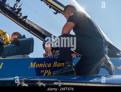 OAKLAND, California (Oct. 07, 2022) AE2 Dale Pascua straps Monica Barbaro, Top Gun: Maverick actress, into the back seat of an F/A-18 Super Hornet during Fleet Week San Francisco. Stock Photo