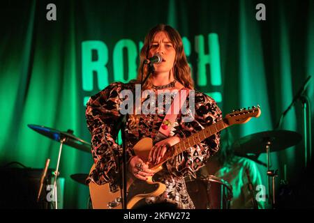 WET LEG - Rhian Teasdale performing live with Wet Leg in London in April 2022 Stock Photo