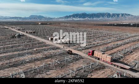 ZHANGYE, CHINA - NOVEMBER 15, 2022 - Workers speed up installation of photovoltaic panels at the construction site of the solar power generation proje Stock Photo