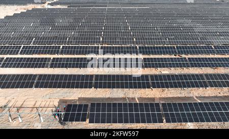 ZHANGYE, CHINA - NOVEMBER 15, 2022 - Workers speed up installation of photovoltaic panels at the construction site of the solar power generation proje Stock Photo