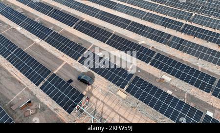 ZHANGYE, CHINA - NOVEMBER 15, 2022 - Workers speed up installation of photovoltaic panels at the construction site of the solar power generation proje Stock Photo