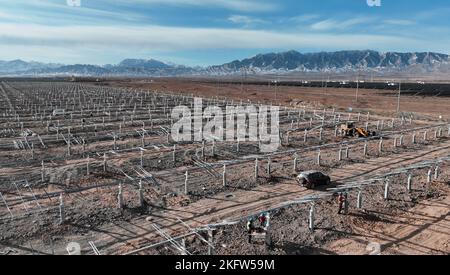 ZHANGYE, CHINA - NOVEMBER 15, 2022 - Workers speed up installation of photovoltaic panels at the construction site of the solar power generation proje Stock Photo