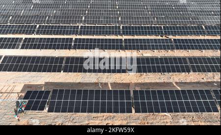 ZHANGYE, CHINA - NOVEMBER 15, 2022 - Workers speed up installation of photovoltaic panels at the construction site of the solar power generation proje Stock Photo