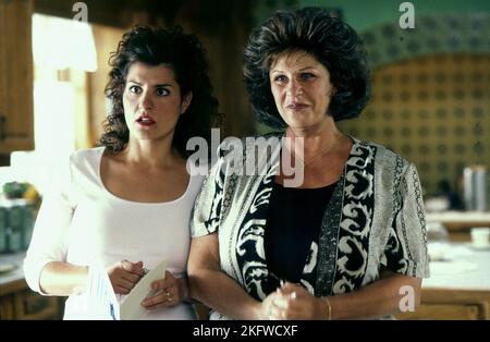 NIA VARDALOS, LAINIE KAZAN, MY BIG FAT GREEK WEDDING, 2002 Stock Photo