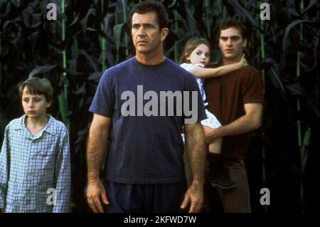 RORY CULKIN, MEL GIBSON, ABIGAIL BRESLIN, JOAQUIN PHOENIX, SIGNS, 2002 Stock Photo