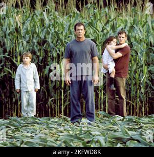 RORY CULKIN, MEL GIBSON, ABIGAIL BRESLIN, JOAQUIN PHOENIX, SIGNS, 2002 Stock Photo