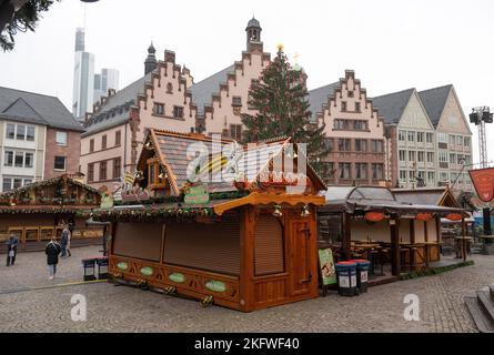 Hessen, Frankfurt/Main, 20 November 2022, : The Christmas market on the Römerberg in Frankfurt has not yet opened. From Monday (21.11.) many visitors are expected here again. Photo: Boris Roessler/dpa Stock Photo