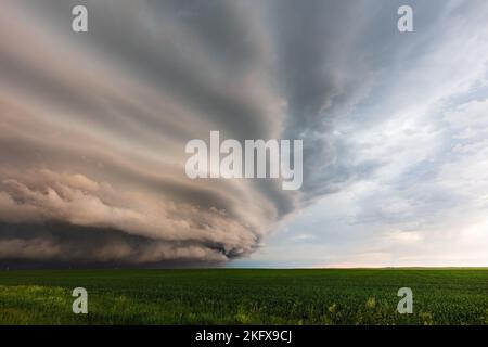 Ominous storm clouds ahead of a supercell thunderstorm near Wall, South Dakota Stock Photo