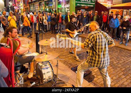 Samedi soir dans le qurtier dublinois de temple bar.. entre football et music. Les bars et les rues s'emplissent d'une ambiance incroyable. Templebar, Stock Photo