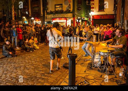 Samedi soir dans le qurtier dublinois de temple bar.. entre football et music. Les bars et les rues s'emplissent d'une ambiance incroyable. Templebar, Stock Photo