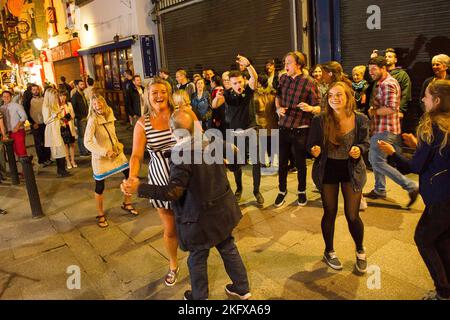 Samedi soir dans le qurtier dublinois de temple bar.. entre football et music. Les bars et les rues s'emplissent d'une ambiance incroyable. Templebar, Stock Photo