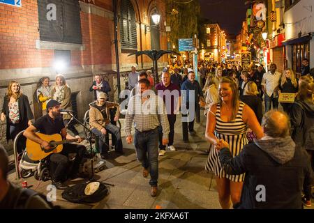 Samedi soir dans le qurtier dublinois de temple bar.. entre football et music. Les bars et les rues s'emplissent d'une ambiance incroyable. Templebar, Stock Photo