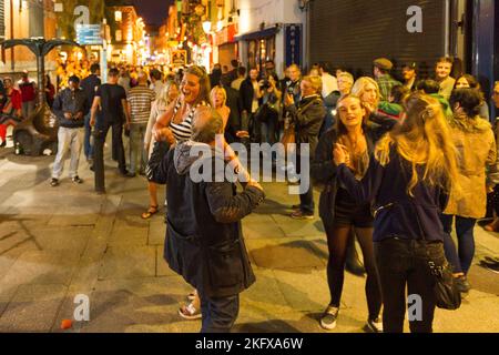 Samedi soir dans le qurtier dublinois de temple bar.. entre football et music. Les bars et les rues s'emplissent d'une ambiance incroyable. Templebar, Stock Photo