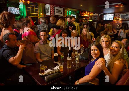 Samedi soir dans le qurtier dublinois de temple bar.. entre football et music. Les bars et les rues s'emplissent d'une ambiance incroyable. Templebar, Stock Photo