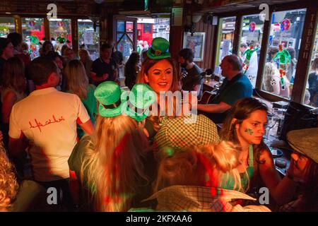 Samedi soir dans le qurtier dublinois de temple bar.. entre football et music. Les bars et les rues s'emplissent d'une ambiance incroyable. Templebar, Stock Photo