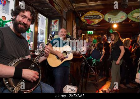 Samedi soir dans le qurtier dublinois de temple bar.. entre football et music. Les bars et les rues s'emplissent d'une ambiance incroyable. Templebar, Stock Photo