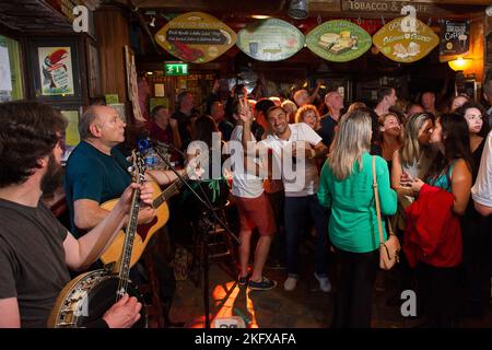 Samedi soir dans le qurtier dublinois de temple bar.. entre football et music. Les bars et les rues s'emplissent d'une ambiance incroyable. Templebar, Stock Photo