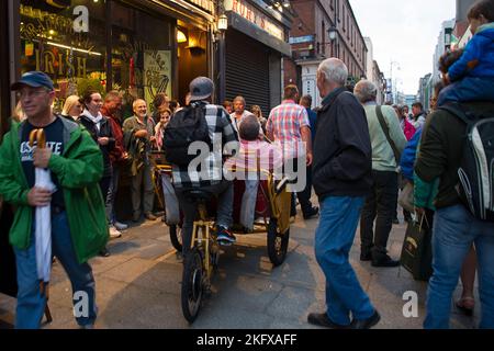 Samedi soir dans le qurtier dublinois de temple bar.. entre football et music. Les bars et les rues s'emplissent d'une ambiance incroyable. Templebar, Stock Photo