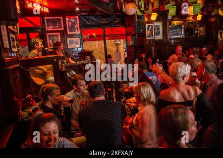 Samedi soir dans le qurtier dublinois de temple bar.. entre football et music. Les bars et les rues s'emplissent d'une ambiance incroyable. Templebar, Stock Photo