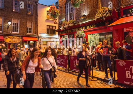 Samedi soir dans le qurtier dublinois de temple bar.. entre football et music. Les bars et les rues s'emplissent d'une ambiance incroyable. Templebar, Stock Photo