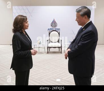 Bangkok, Thailand. 19th Nov, 2022. U.S. Vice President Kamala Harris, left, speaks briefly with Chinese President Xi Jinping before heading into an APEC Leaders Retreat at the Asia-Pacific Economic Cooperation Summit, November 19, 2022, in Bangkok, Thailand. Credit: Lawrence Jackson/White House Photo/Alamy Live News Stock Photo