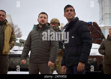 Kyiv, Ukraine. 19th Nov, 2022. Ukrainian President Volodymyr Zelenskyy, left, and British Prime Minister Rishi Sunak view the display of destroyed Russian tanks at Mikhailivska Square, November 19, 2022 in Kyiv, Ukraine. Sunak made a surprise visit to snowy Kiev and promised additional anti-aircraft guns and other air-defense technology. Credit: Ukraine Presidency/Ukrainian Presidential Press Office/Alamy Live News Stock Photo