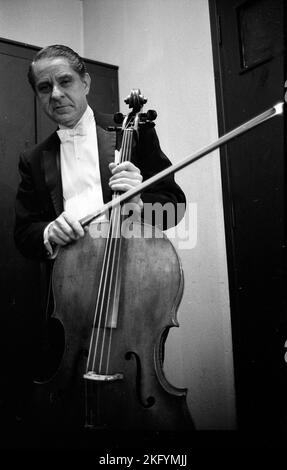 Leonard Rose, American cellist, before a performance with the Stern-Istomin-Rose trio at the Teatro Coliseo in Buenos Aires, Argentina, 1970 Stock Photo