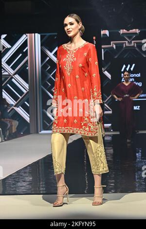 London, UK. 20th Nov, 2022. Designers showcase their latest collection at The National Asian Wedding Show, Novotel London West, International Ctre on 20th November 2022, London, UK. Credit: See Li/Picture Capital/Alamy Live News Stock Photo