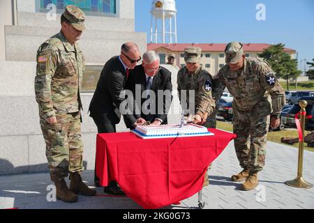 The 2nd Infantry Division (2ID) and the 8th Army Commander oversee ...