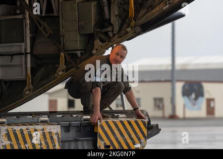 Royal New Zealand Air Force Sergeant Dion Joblin, a loadmaster assigned to No. 40 Squadron, RNZAF Base Auckland, loads a C-130H(NZ) Hercules during RED FLAG-Alaska 23-1 at Joint Base Elmendorf-Richardson, Alaska, Oct. 20, 2022. RF-A exercises are focused on providing training and improving the combat readiness of U.S. and international forces. Stock Photo