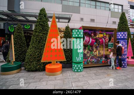 Adelaide, Australia. 21 November 2022.  Artificial christmas trees and crackers are displyed in Rundle Mall, Adelaide Christmas Credit: amer ghazzal/Alamy Live News Stock Photo