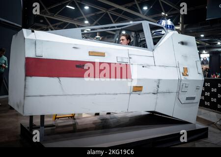 Utrecht, Netherlands. 19th Nov, 2022. Visitor in a Starwars spaceship, on November 19, 2022 during the Dutch Comic Con Winter Edition, in Utrecht, Netherlands. Cosplayers and visitors of comic con took over the Jaarbeurs this weekend for on of the biggest comic con events in the Netherlands. From individual cosplayers to big groups and all kind of stands and celebrities. Dutch Comic Con was attended by thousands. (Photo by Oscar Brak/NurPhoto)0 Credit: NurPhoto/Alamy Live News Stock Photo