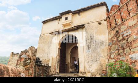 INDIA, RAJASTHAN, KUMBHALGARH FORT, July 2022, Tourist at Fort entrance gate Bhairav Pol Stock Photo
