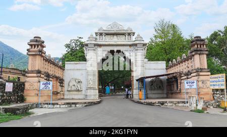 INDIA, RAJASTHAN, RANAKPUR, July 2022, Devotee at main entrance of Ranakpur Jain Temple Campus Stock Photo