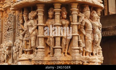 Carvings of couple on the Sas Bahu or Sahastra Bahu Temple, Nagda, Rajasthan, India. Stock Photo