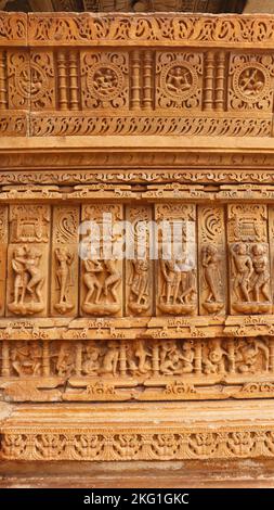 Carvings of couple on the Sas Bahu or Sahastra Bahu Temple, Nagda, Rajasthan, India. Stock Photo