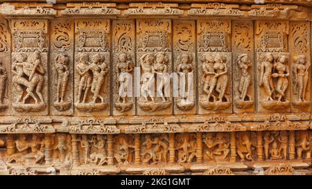 Carvings of Couple on the Sas Bahu or Sahastra Bahu Temple, Nagda, Rajasthan, India. Stock Photo