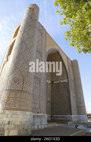 Entrance Gateway, Bibi Khanym Mosque, Karimov Street, Historic centre, Samarkand, Samarkand Province, Uzbekistan, Central Asia Stock Photo