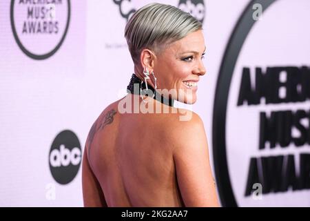 LOS ANGELES, CALIFORNIA, USA - NOVEMBER 20: Pink (P!nk, Alecia Beth Moore Hart) wearing vintage Bob Mackie arrives at the 2022 American Music Awards (50th Annual American Music Awards) held at Microsoft Theater at L.A. Live on November 20, 2022 in Los Angeles, California, United States. (Photo by Xavier Collin/Image Press Agency) Stock Photo